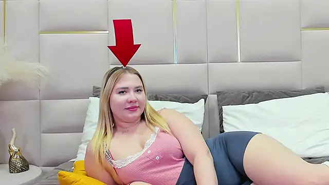 Snapshot of LunaHouston chatting on 03.12.25 LunaHouston online show from 03.12.25