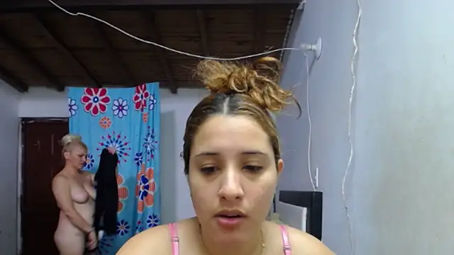 Snapshot of Nicolle_Milf chatting on 10.28.25 Nicolle Milf online show from 10.28.25