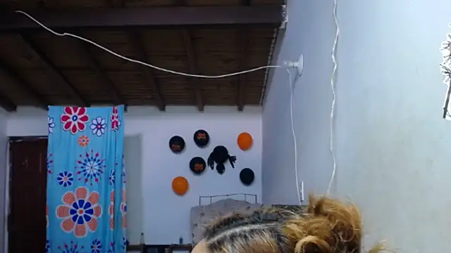 Snapshot of Nicolle_Milf chatting on 10.31.25 Nicolle Milf online show from 10.31.25