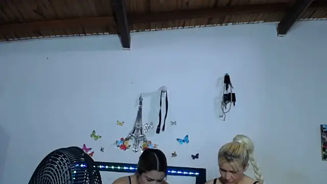 Snapshot of Nicolle_Milf chatting on 11.21.25 Nicolle Milf online show from 11.21.25