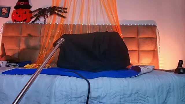 Snapshot of britanyy_ chatting on 10.15.25 britanyy online show from 10.15.25