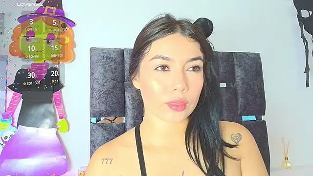 Snapshot of Natasharuso chatting on 10.27.25 Natasharuso online show from 10.27.25