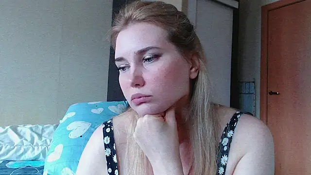 Snapshot of mmmPinUpGirl chatting on 06.27.26 mmmPinUpGirl online show from 06.27.26