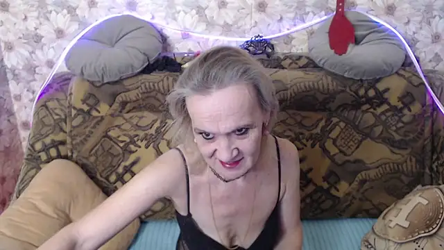 Snapshot of MissBekker chatting on 11.19.25 MissBekker online show from 11.19.25