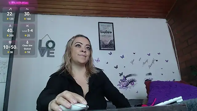 Snapshot of LIila28six chatting on 01.11.25 LIila28six online show from 01.11.25