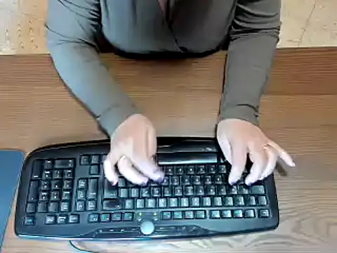 NikkiHolland online show from 03.04.25