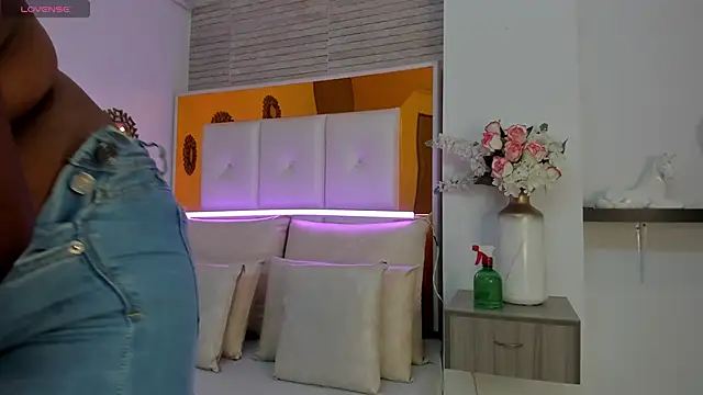 ShaniaBrownn online show from 03.13.25