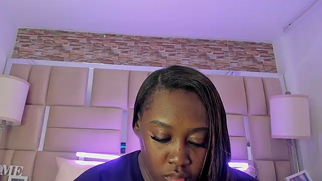 ShaniaBrownn online show from 09.19.25