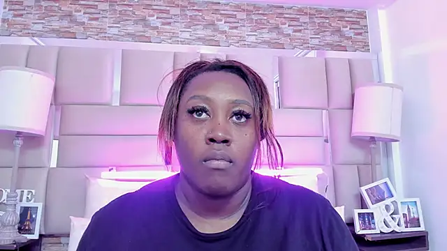 ShaniaBrownn online show from 09.26.25