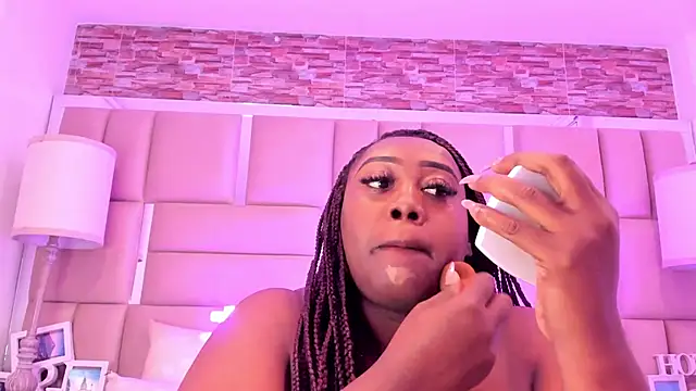 ShaniaBrownn online show from 06.18.26
