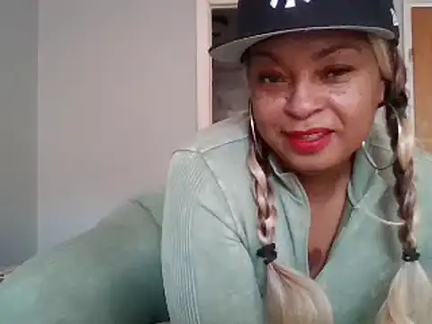 Snapshot of MSweetLindaParks chatting on 12.12.24 MSweetLindaParks online show from 12.12.24