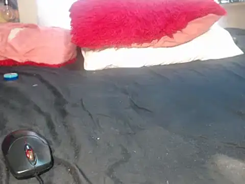 Snapshot of Misswhiteee chatting on 02.14.25 Misswhiteee online show from 02.14.25