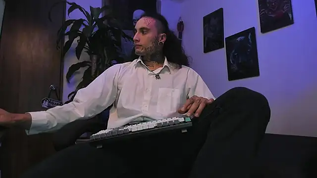 Snapshot of Ryuk_it chatting on 10.18.25 Ryuk it online show from 10.18.25