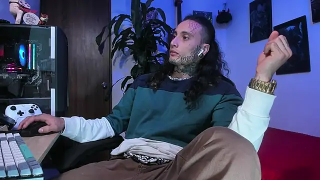 Snapshot of Ryuk_it chatting on 11.18.25 Ryuk it online show from 11.18.25