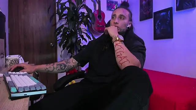 Snapshot of Ryuk_it chatting on 12.15.25 Ryuk it online show from 12.15.25