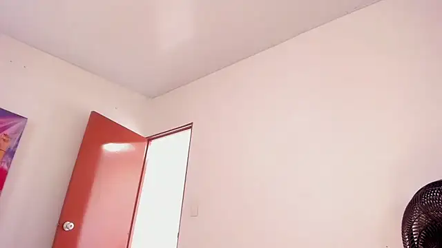 Snapshot of xLatinahotx chatting on 12.19.24 xLatinahotx online show from 12.19.24