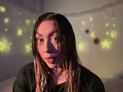 Snapshot of Im_sophiie chatting on 12.17.24 Im sophiie online show from 12.17.24