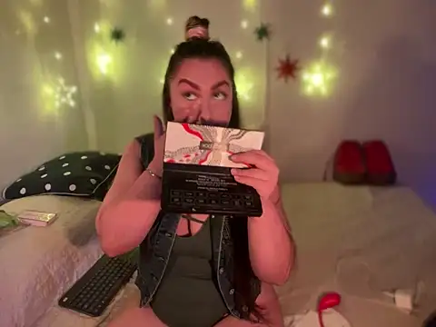 Snapshot of Im_sophiie chatting on 12.19.24 Im sophiie online show from 12.19.24