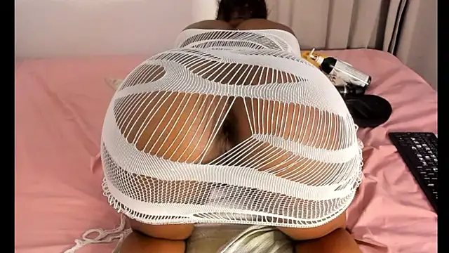  yisela  online show from 03.07.25