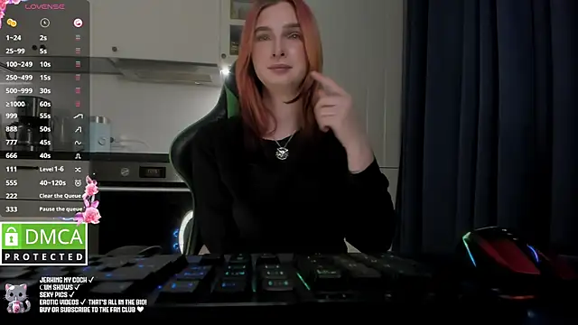 Snapshot of Lee_Loo chatting on 12.13.24 Lee Loo online show from 12.13.24