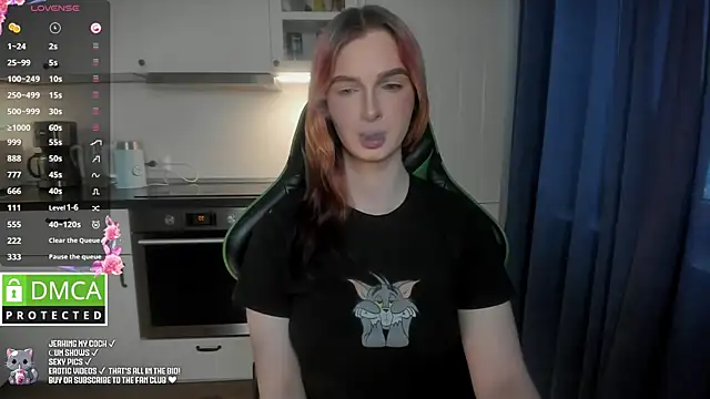 Snapshot of Lee_Loo chatting on 01.12.25 Lee Loo online show from 01.12.25