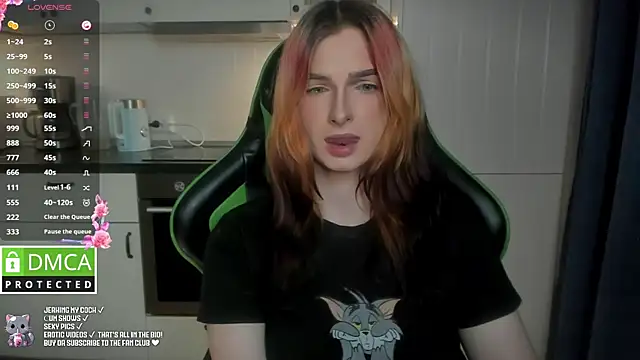 Snapshot of Lee_Loo chatting on 01.12.25 Lee Loo online show from 01.12.25