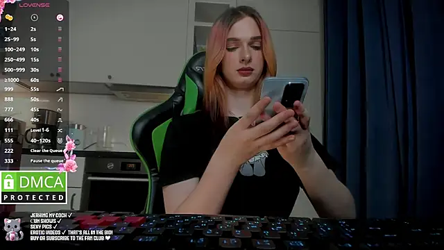 Snapshot of Lee_Loo chatting on 01.28.25 Lee Loo online show from 01.28.25