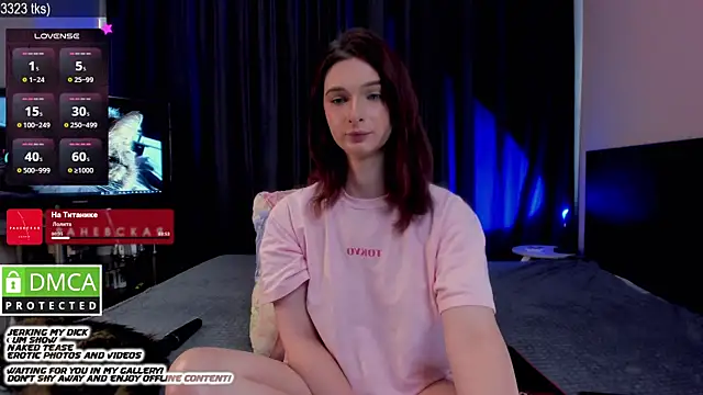 Snapshot of Lee_Loo chatting on 10.08.25 Lee Loo online show from 10.08.25