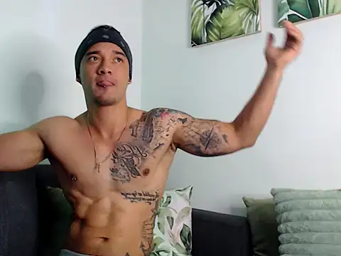 Snapshot of SimonRoberth chatting on 10.05.25 SimonRoberth online show from 10.05.25