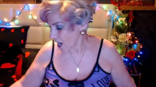 Snapshot of HappyWomanOn chatting on 01.24.25 HappyWomanOn online show from 01.24.25