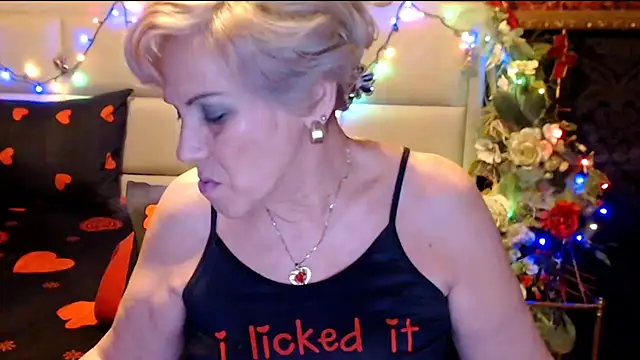 Snapshot of HappyWomanOn chatting on 01.28.25 HappyWomanOn online show from 01.28.25