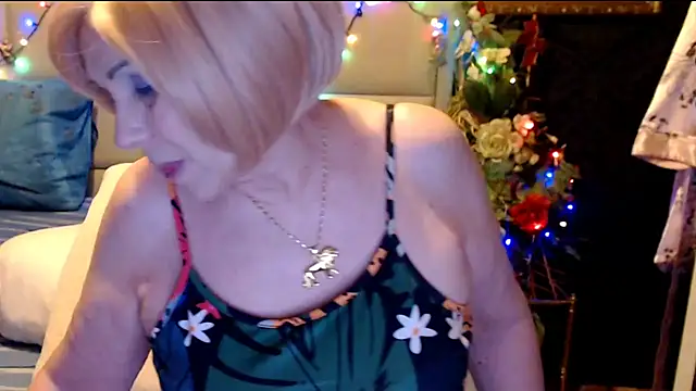 Snapshot of HappyWomanOn chatting on 03.05.25 HappyWomanOn online show from 03.05.25