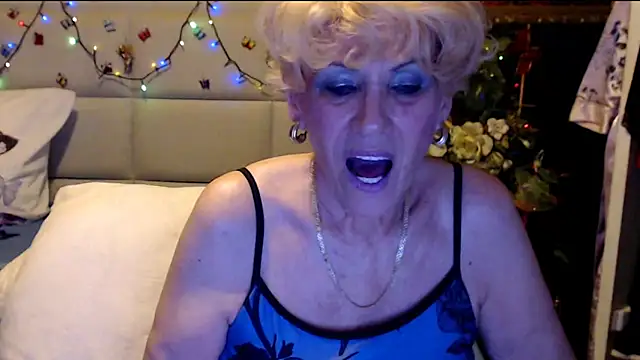 Snapshot of HappyWomanOn chatting on 11.27.25 HappyWomanOn online show from 11.27.25