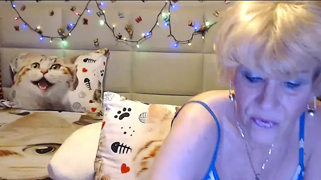 Snapshot of HappyWomanOn chatting on 12.14.25 HappyWomanOn online show from 12.14.25