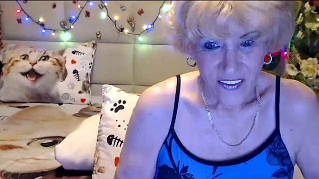 Snapshot of HappyWomanOn chatting on 12.15.25 HappyWomanOn online show from 12.15.25