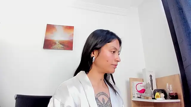 nia  white online show from 11.24.25