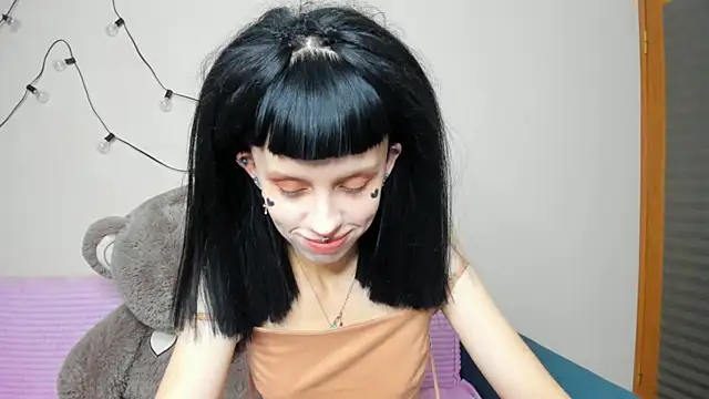 Snapshot of FlowerOfSin2001 chatting on 09.13.25 FlowerOfSin2001 online show from 09.13.25