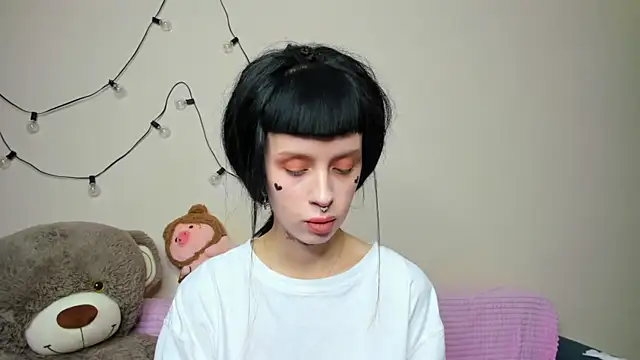 Snapshot of FlowerOfSin2001 chatting on 10.11.25 FlowerOfSin2001 online show from 10.11.25