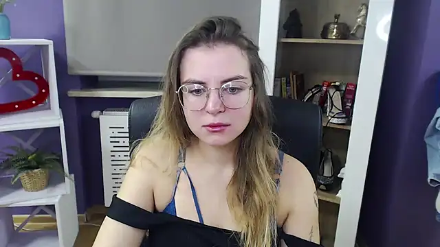 Snapshot of Zoey_Erotic chatting on 12.13.24 Zoey Erotic online show from 12.13.24