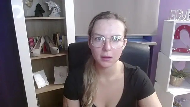 Snapshot of Zoey_Erotic chatting on 09.15.25 Zoey Erotic online show from 09.15.25