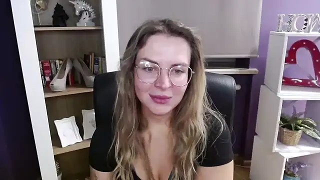 Snapshot of Zoey_Erotic chatting on 10.13.25 Zoey Erotic online show from 10.13.25