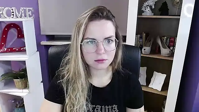 Snapshot of Zoey_Erotic chatting on 10.22.25 Zoey Erotic online show from 10.22.25