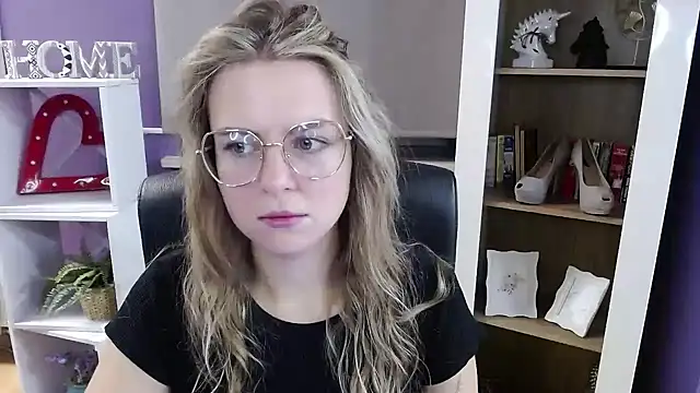 Snapshot of Zoey_Erotic chatting on 11.05.25 Zoey Erotic online show from 11.05.25