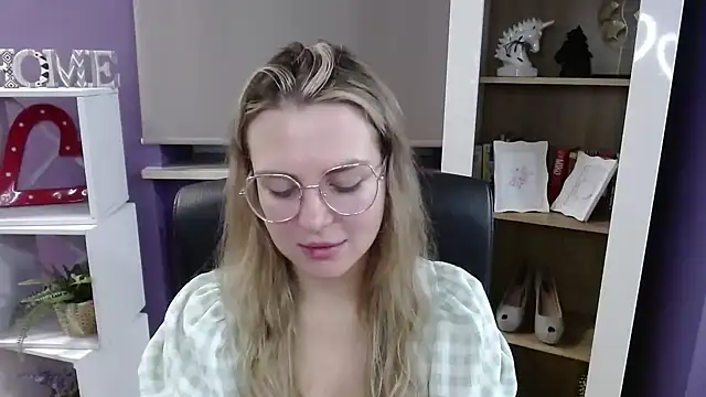 Snapshot of Zoey_Erotic chatting on 11.12.25 Zoey Erotic online show from 11.12.25