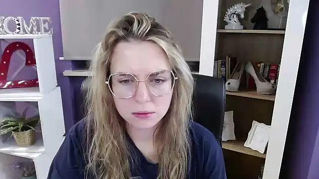 Snapshot of Zoey_Erotic chatting on 11.19.25 Zoey Erotic online show from 11.19.25