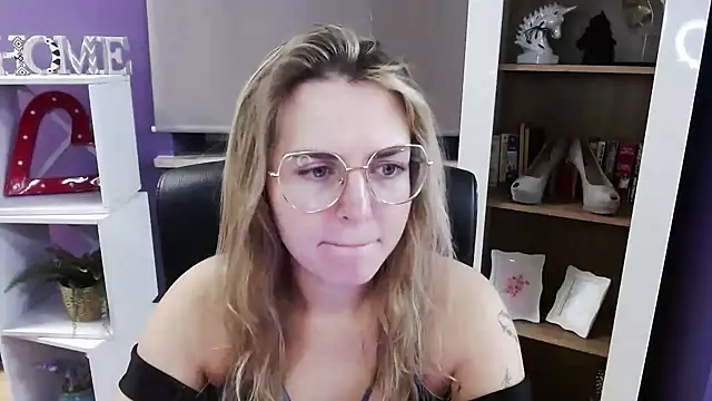 Snapshot of Zoey_Erotic chatting on 11.25.25 Zoey Erotic online show from 11.25.25