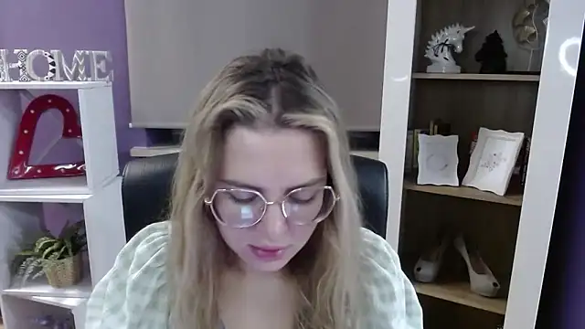 Snapshot of Zoey_Erotic chatting on 11.27.25 Zoey Erotic online show from 11.27.25