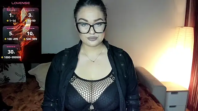 Snapshot of Laura_sinner chatting on 11.17.25 Laura sinner online show from 11.17.25