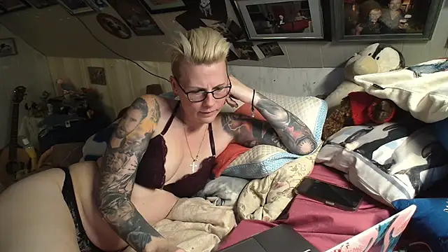 Snapshot of MaryG chatting on 01.23.25 MaryG online show from 01.23.25