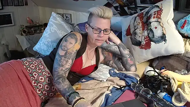 Snapshot of MaryG chatting on 02.24.25 MaryG online show from 02.24.25